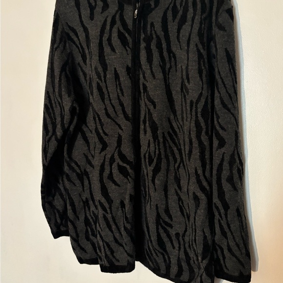 Deane & White Black and Gray Animal Print Crewneck Wool Blend Plus Sweater - Picture 5 of 5